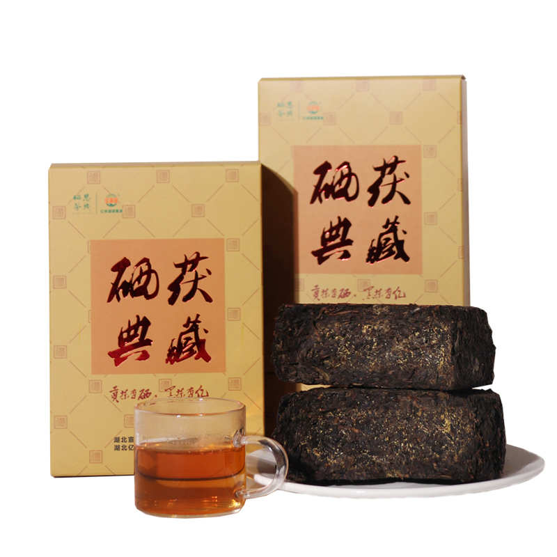硒茯典藏黑茶产品图：传统茯砖，金花茂盛，深褐色茶砖特写